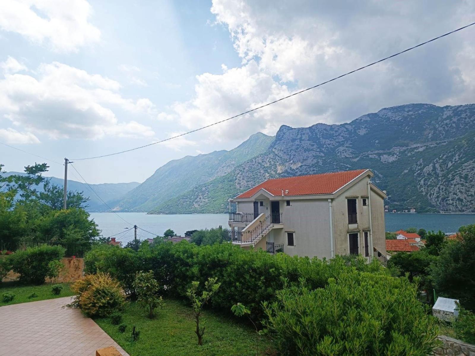 Villa Risan Apartments Buitenkant foto