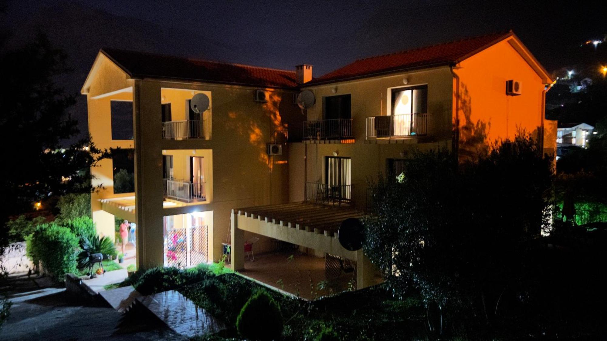 Villa Risan Apartments Buitenkant foto