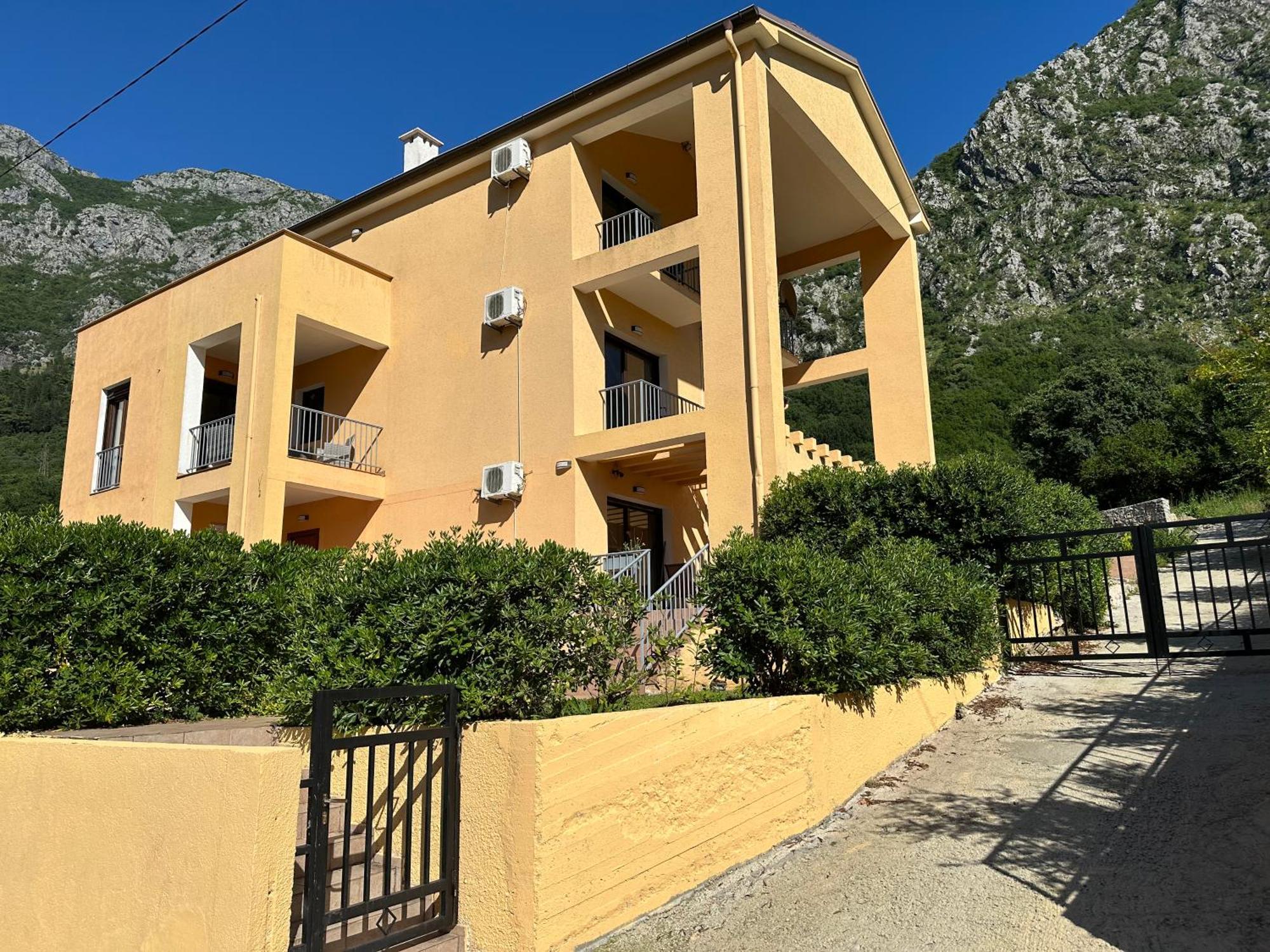 Villa Risan Apartments Buitenkant foto