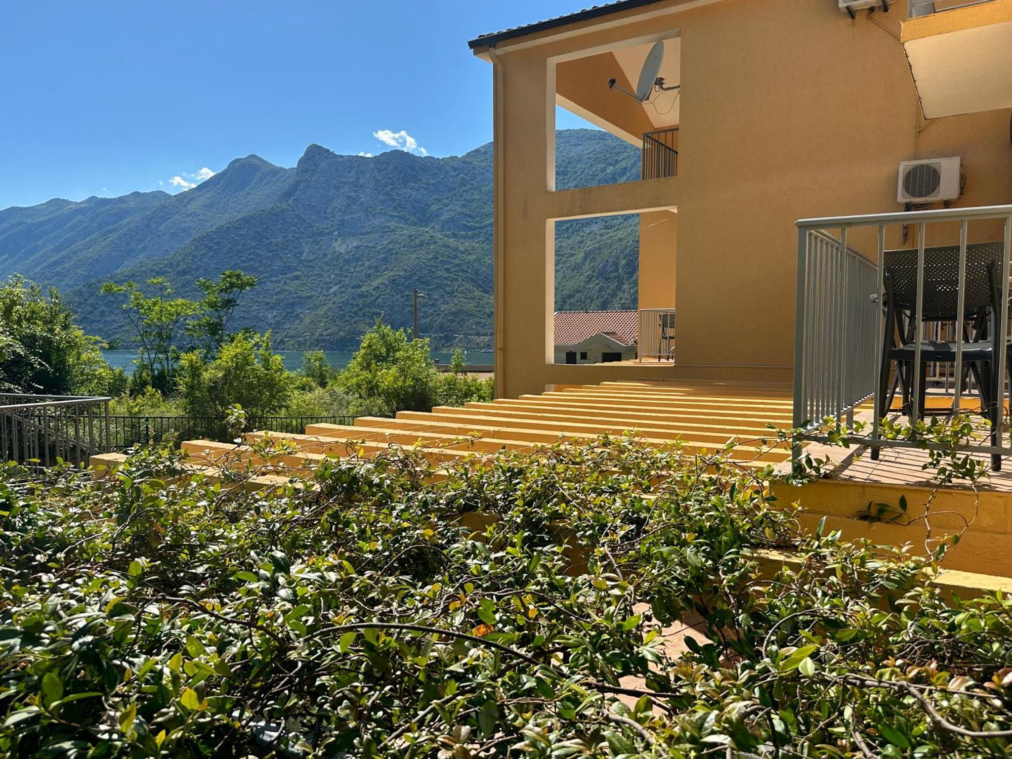 Villa Risan Apartments Buitenkant foto