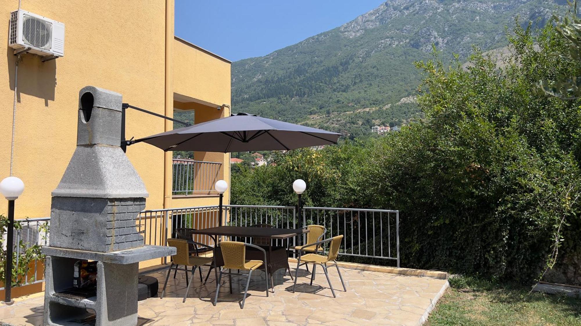 Villa Risan Apartments Buitenkant foto