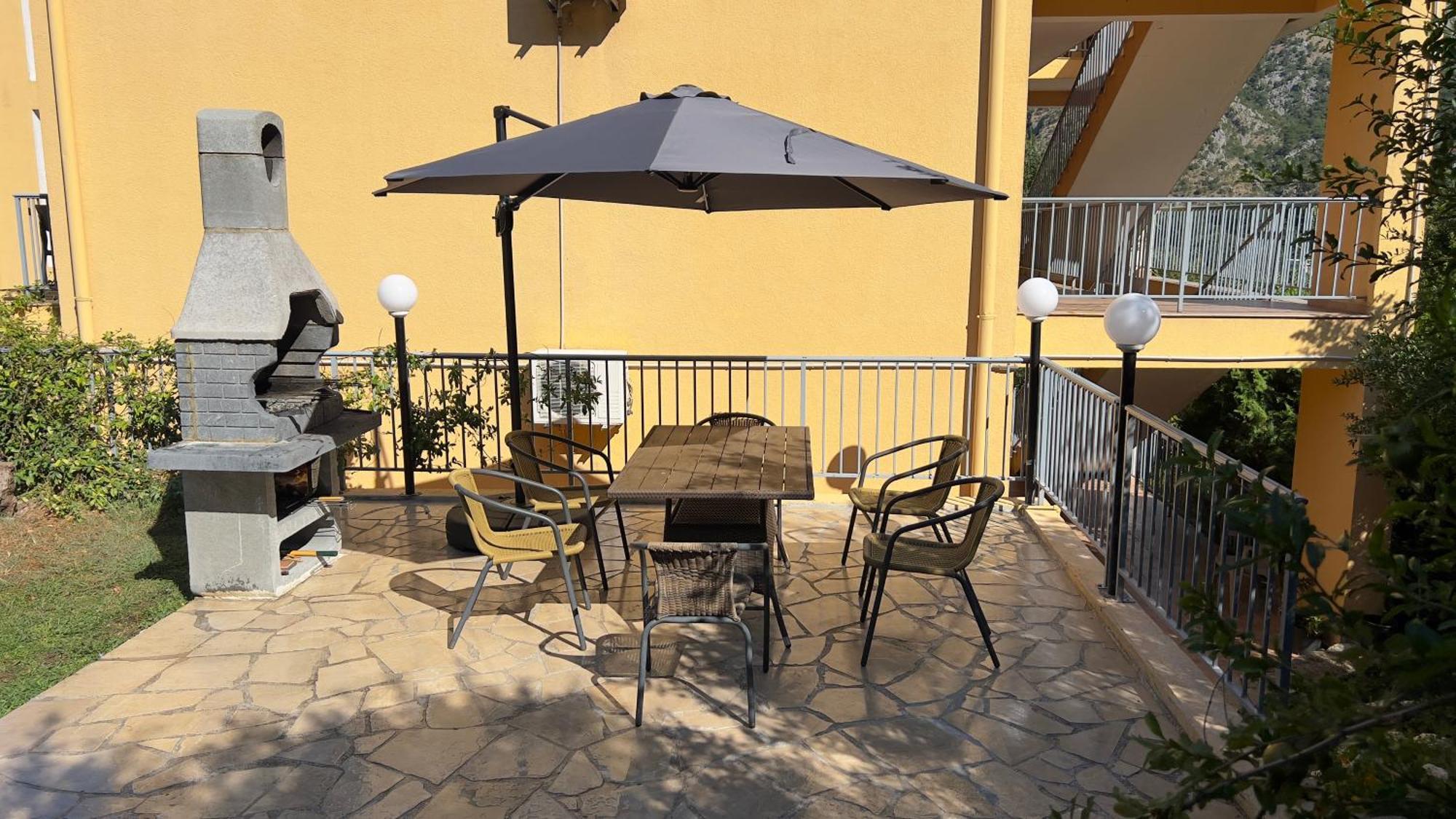 Villa Risan Apartments Buitenkant foto